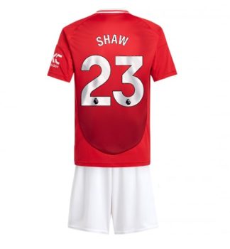 Köpa Billiga Barn Manchester United Hemmatröja 2024/25 Luke Shaw 23 Kortärmad (+ Korta byxor)