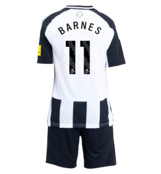 Köpa Billiga Barn Newcastle United Hemmatröja 2024/25 Harvey Barnes 11 Kortärmad (+ Korta byxor)