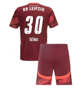 Köpa Billiga Barn RB Leipzig Bortatröja 2024/25 Benjamin Šeško 30 Kortärmad (+ Korta byxor)